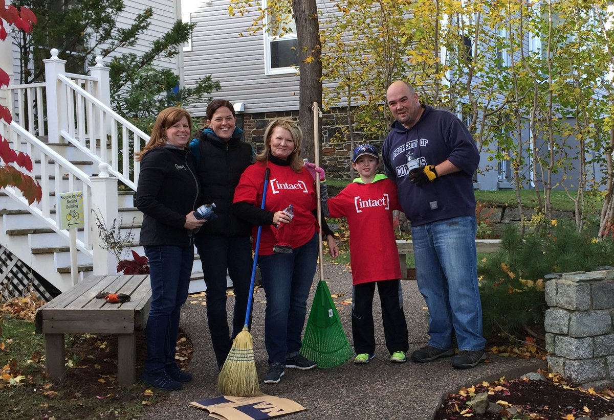 4,700 hours spent in programs this year created more time for staff to work w/ one-on-one with youth #nationalvolunteerweek @intactinsurance https://t