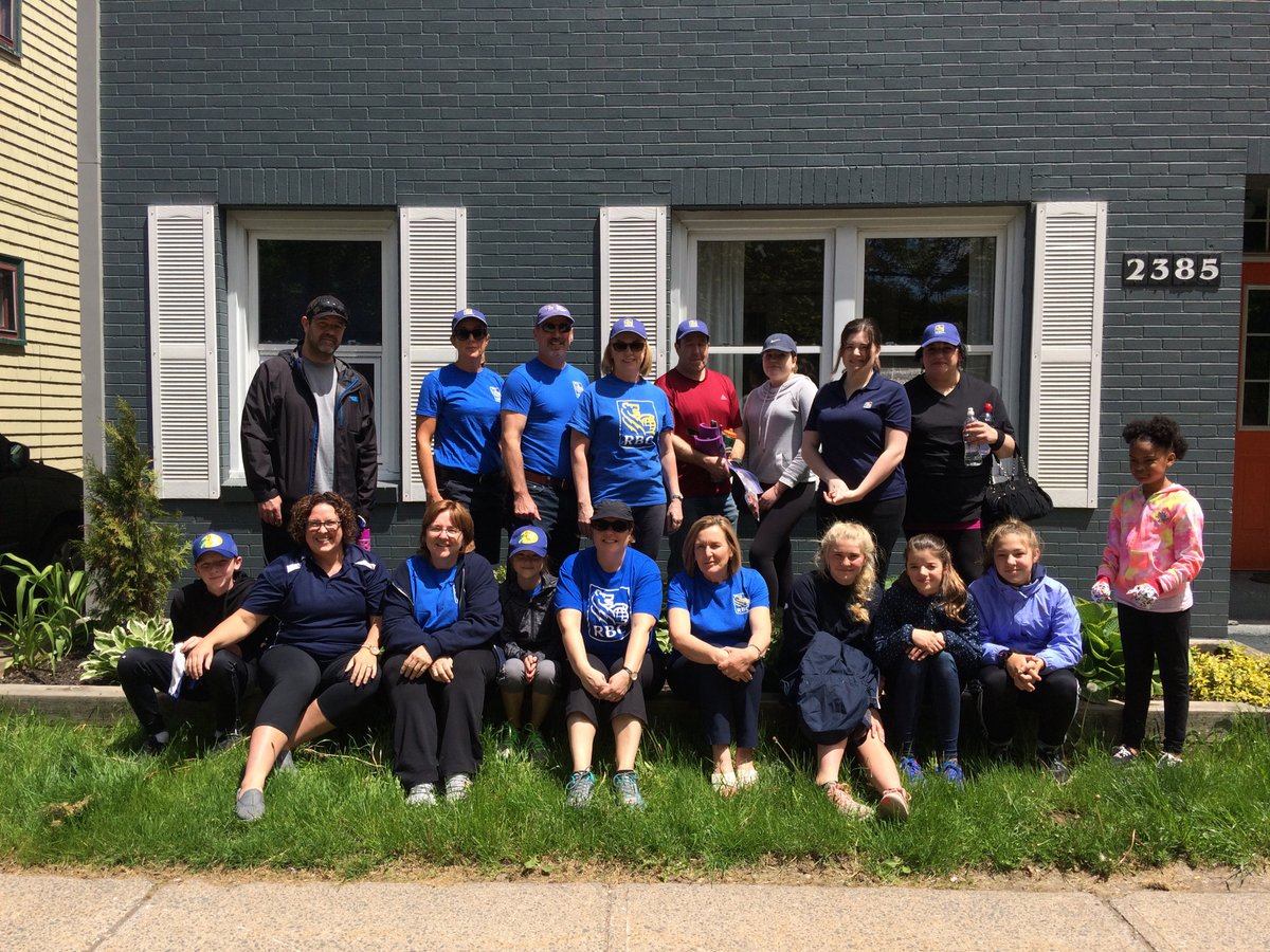 Many hands make light work...thanks @RBC_Canada #DaysofCaring for putting meals in our freezers &amp; sprucing up our residences! #youthmatter https:/