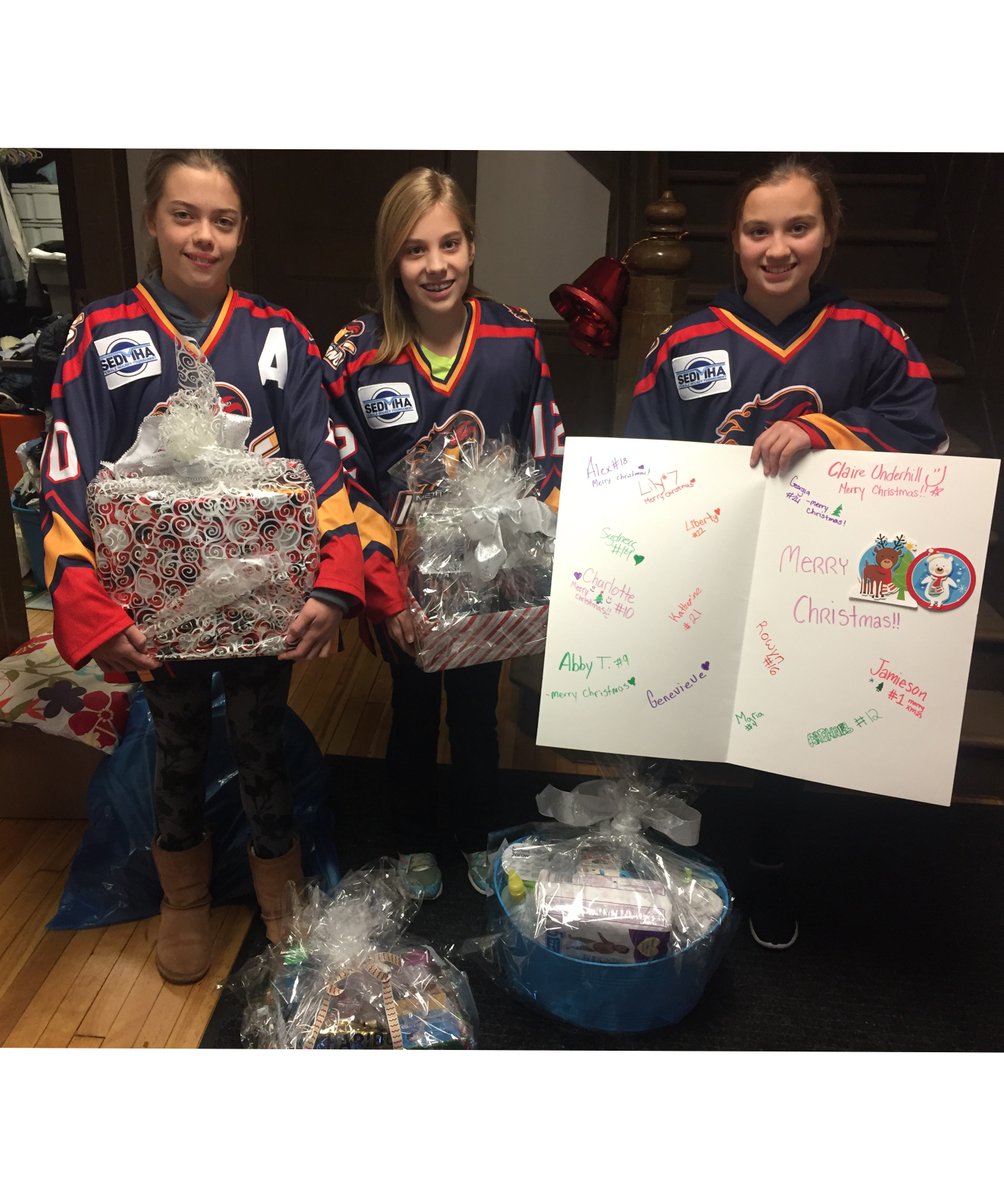 #thanks to the Metro East Inferno Gold peewee A female hockey team for bringing holiday cheer to Phoenix youth and families! #youthmatter https://t.co